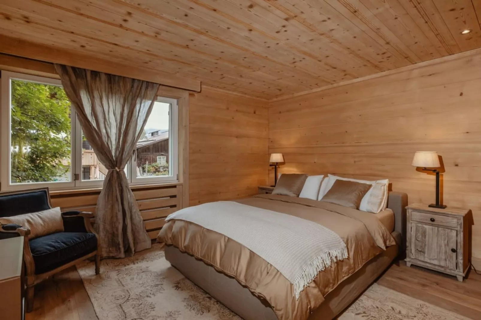 Gstaad Luxurious flat with terrace & stunning views-Bedroom