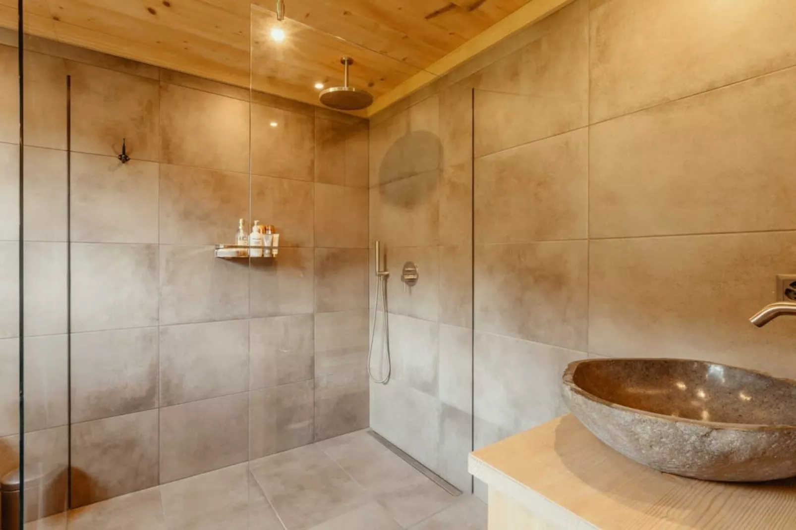 Gstaad Luxurious flat with terrace & stunning views-Bathroom