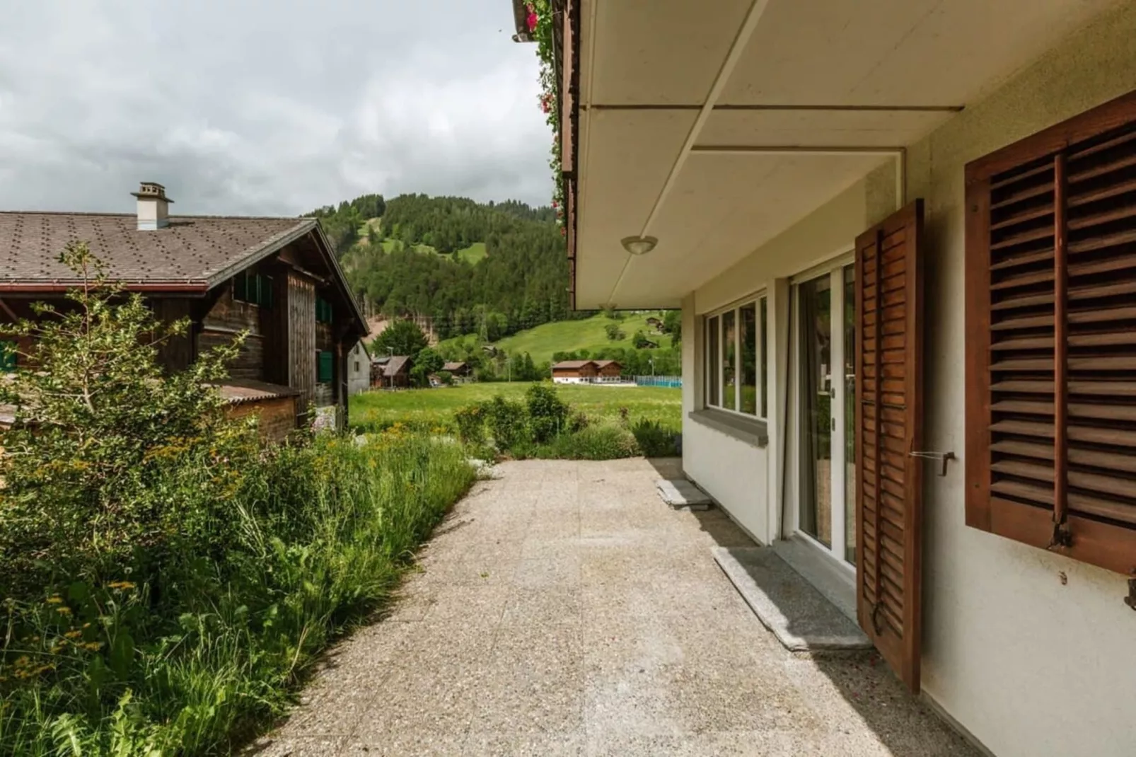 Gstaad Luxurious flat with terrace & stunning views-Terrace balcony