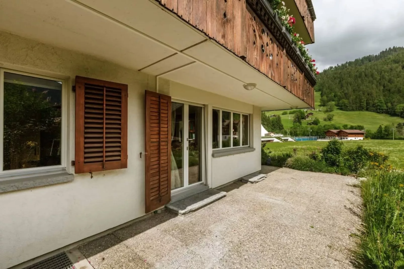 Gstaad Luxurious flat with terrace & stunning views-Terrace balcony