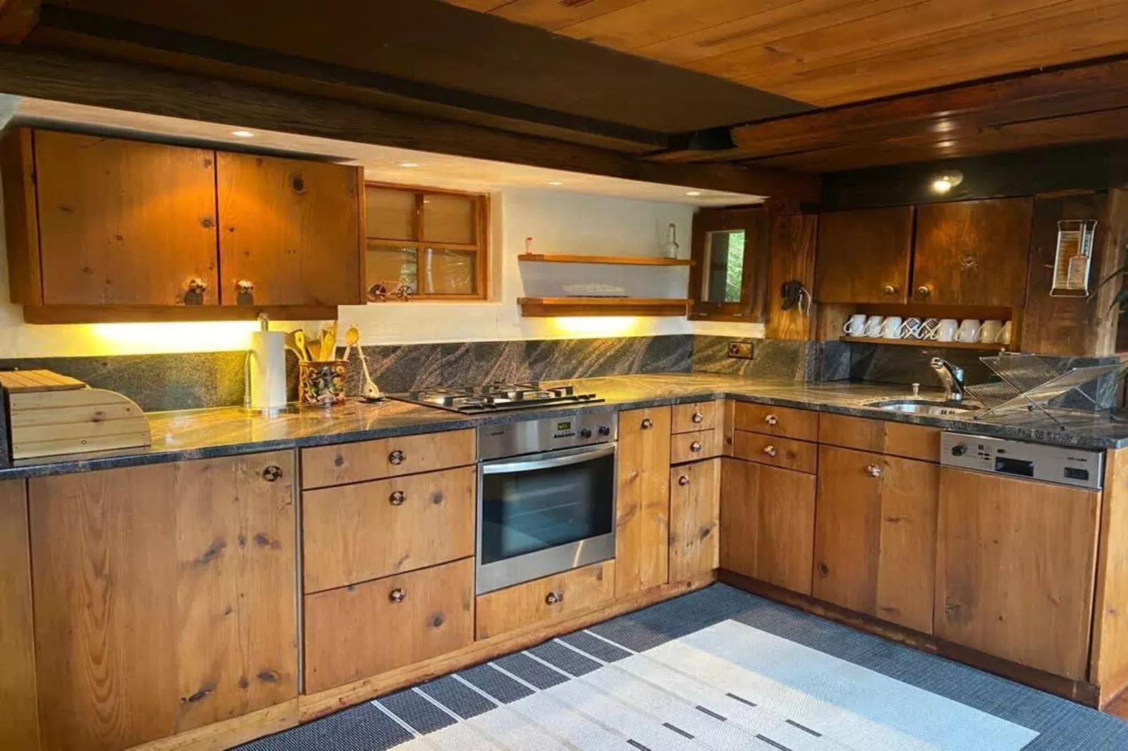 Gstaad Paradise View Chalet with Outdoor Jacuzzi-Kitchen