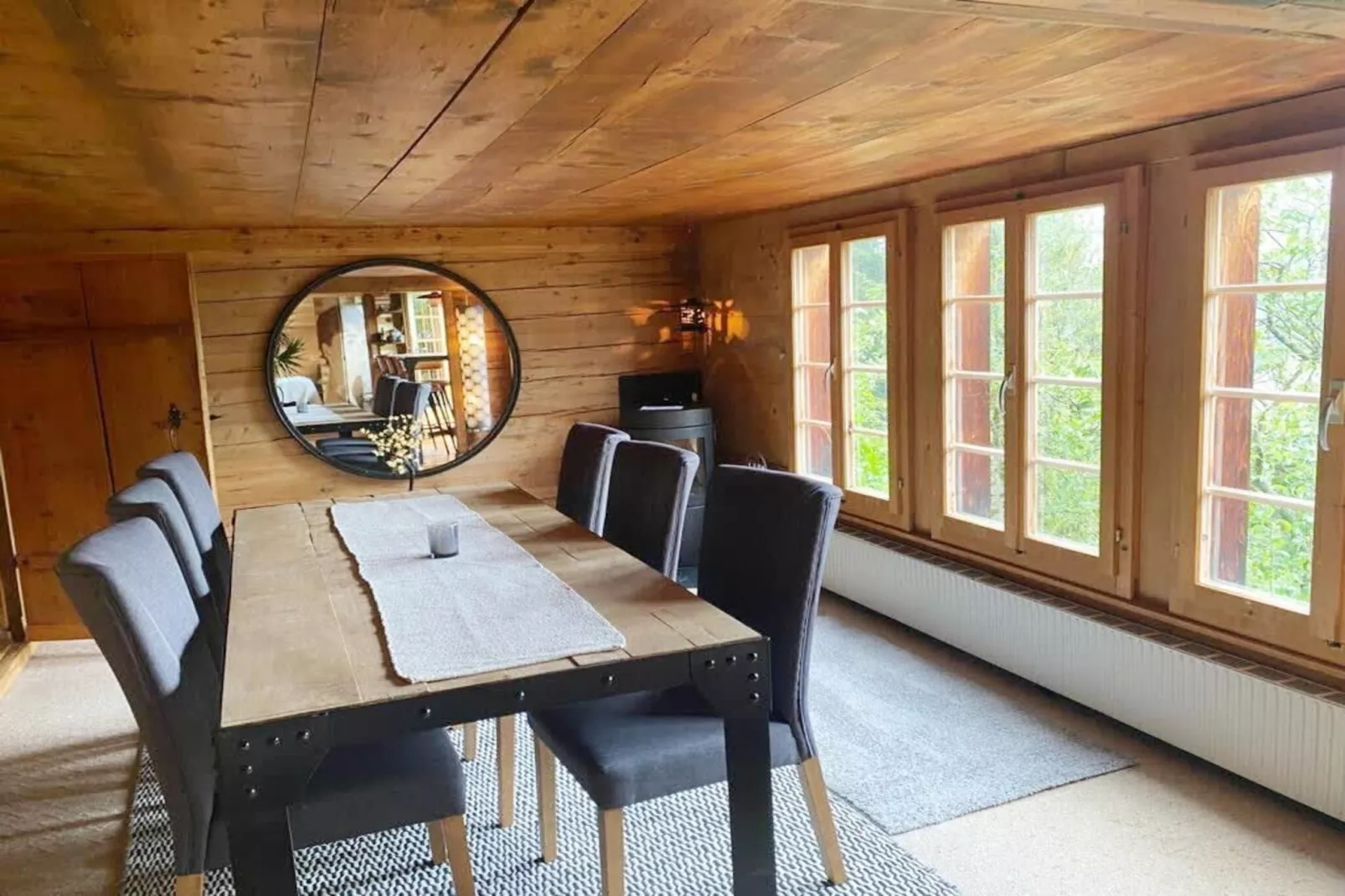 Gstaad Paradise View Chalet with Outdoor Jacuzzi-Dining room
