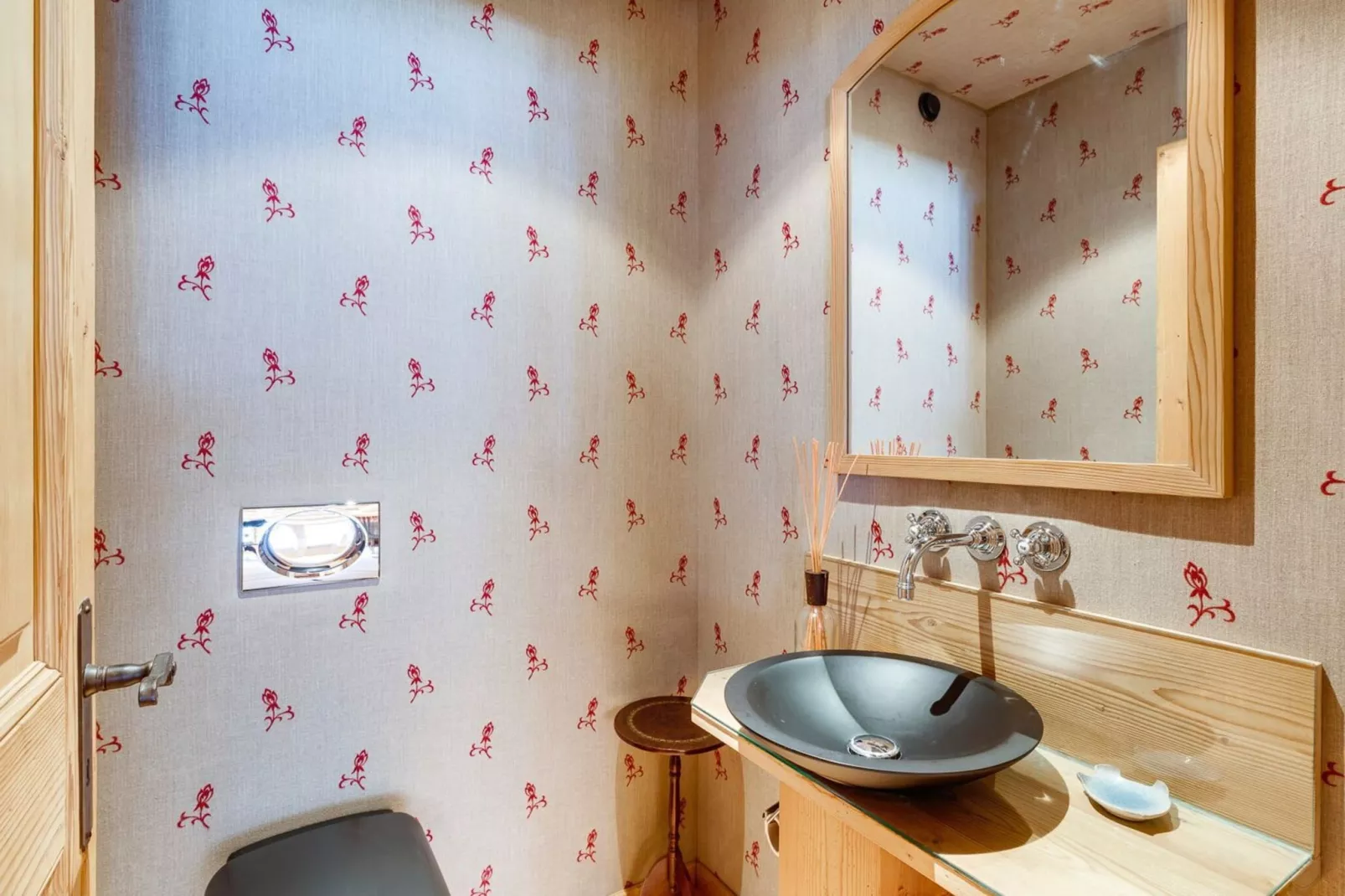 Beautiful Alpine Luxury Flat in Rougemont-Bathroom