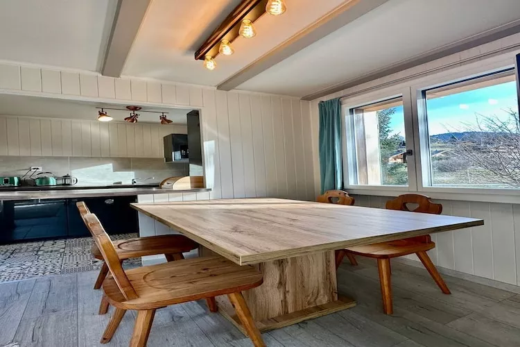 Le Petite Chalet-Dining room