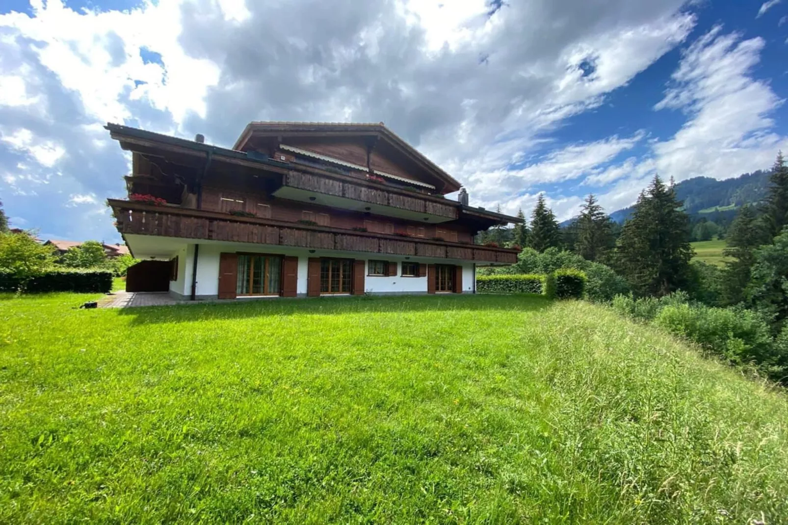 Spa Chalet in Ground Floor Cozy Duplex-Außenbereich Sommer