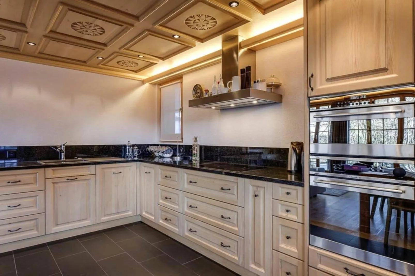 Luxurious Flat with Jacuzzi & Sauna-Küche