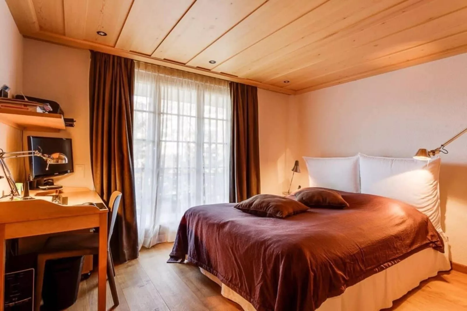 Luxurious Flat with Jacuzzi & Sauna-Schlafzimmer