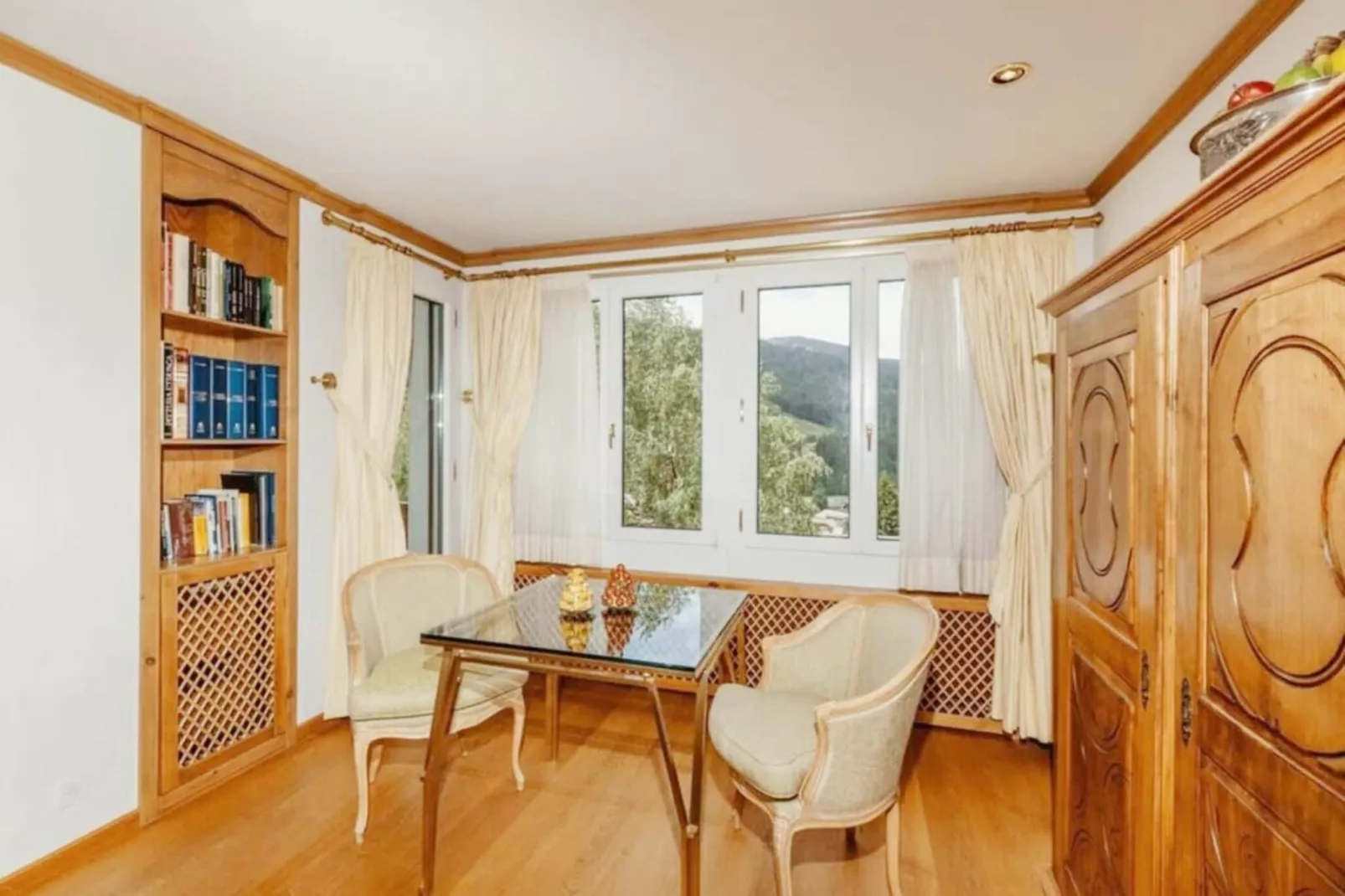 Luxurious serviced Flat in TOP 5 Star Park Hotel-Living room