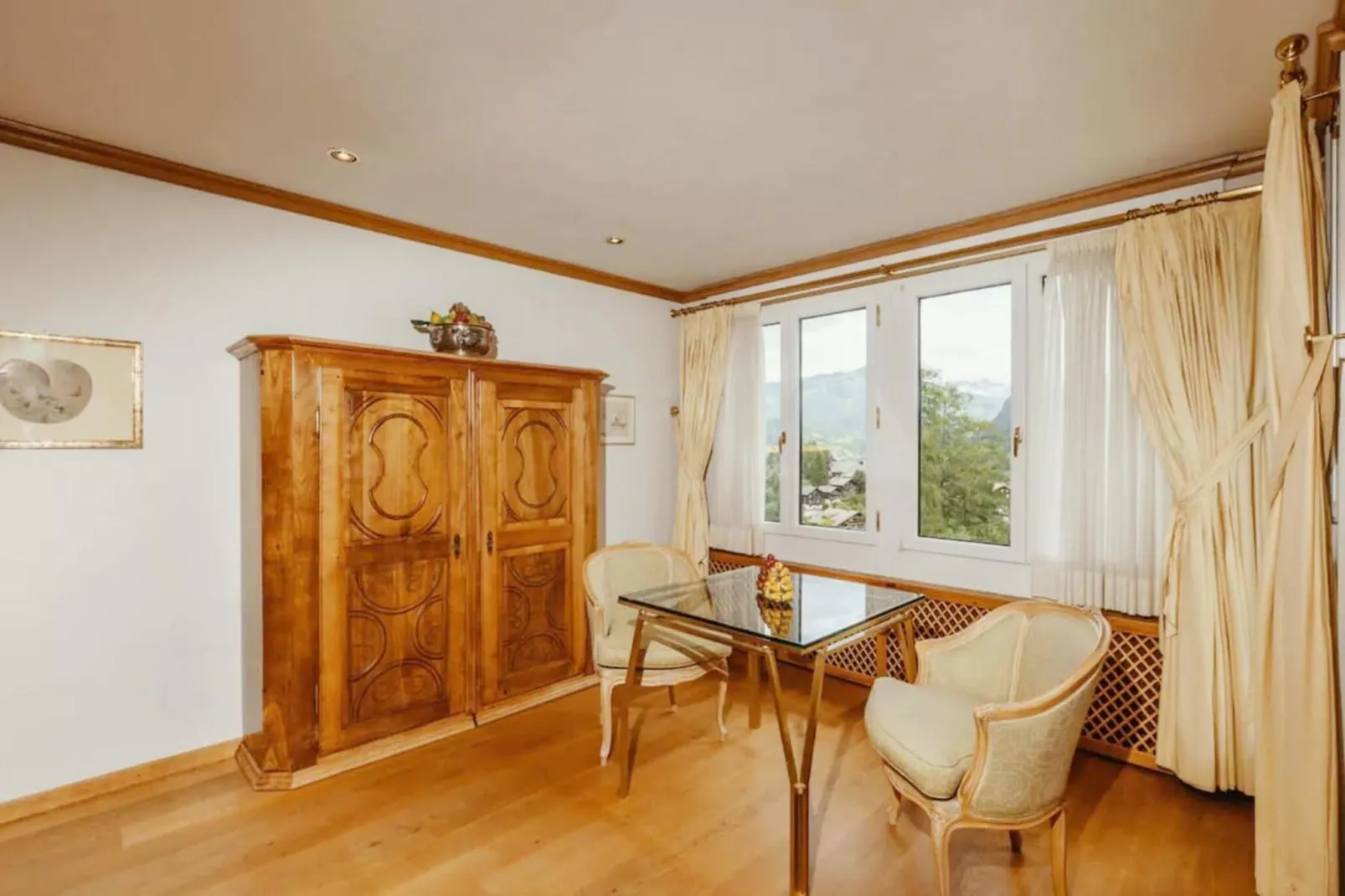 Luxurious serviced Flat in TOP 5 Star Park Hotel-Living room