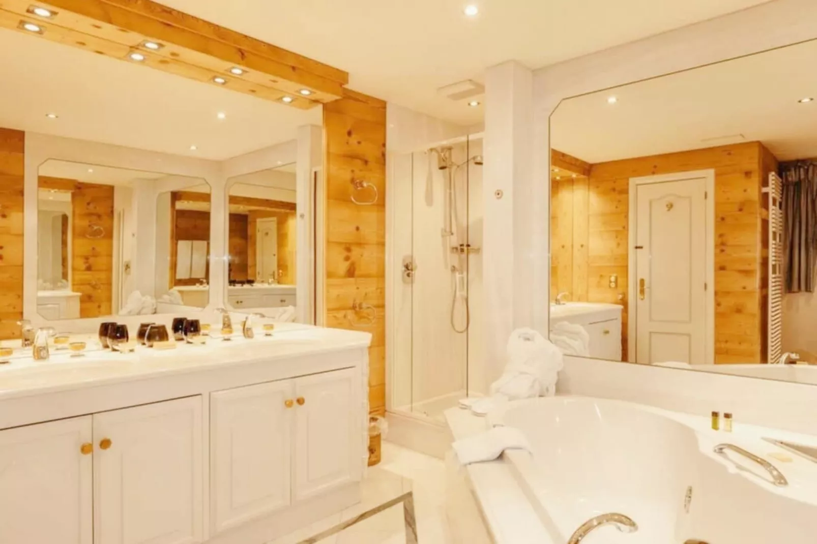 Luxurious serviced Flat in TOP 5 Star Park Hotel-Bathroom