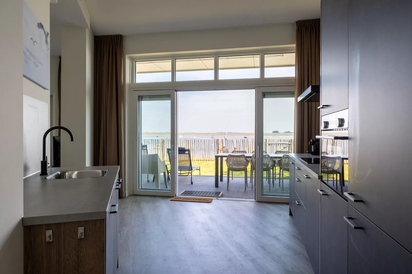 Luxe appartement Vista Maris 'Laguna Beach House' - Havenweg 8-32  Sint-Annaland Oosterschelde-Kitchen