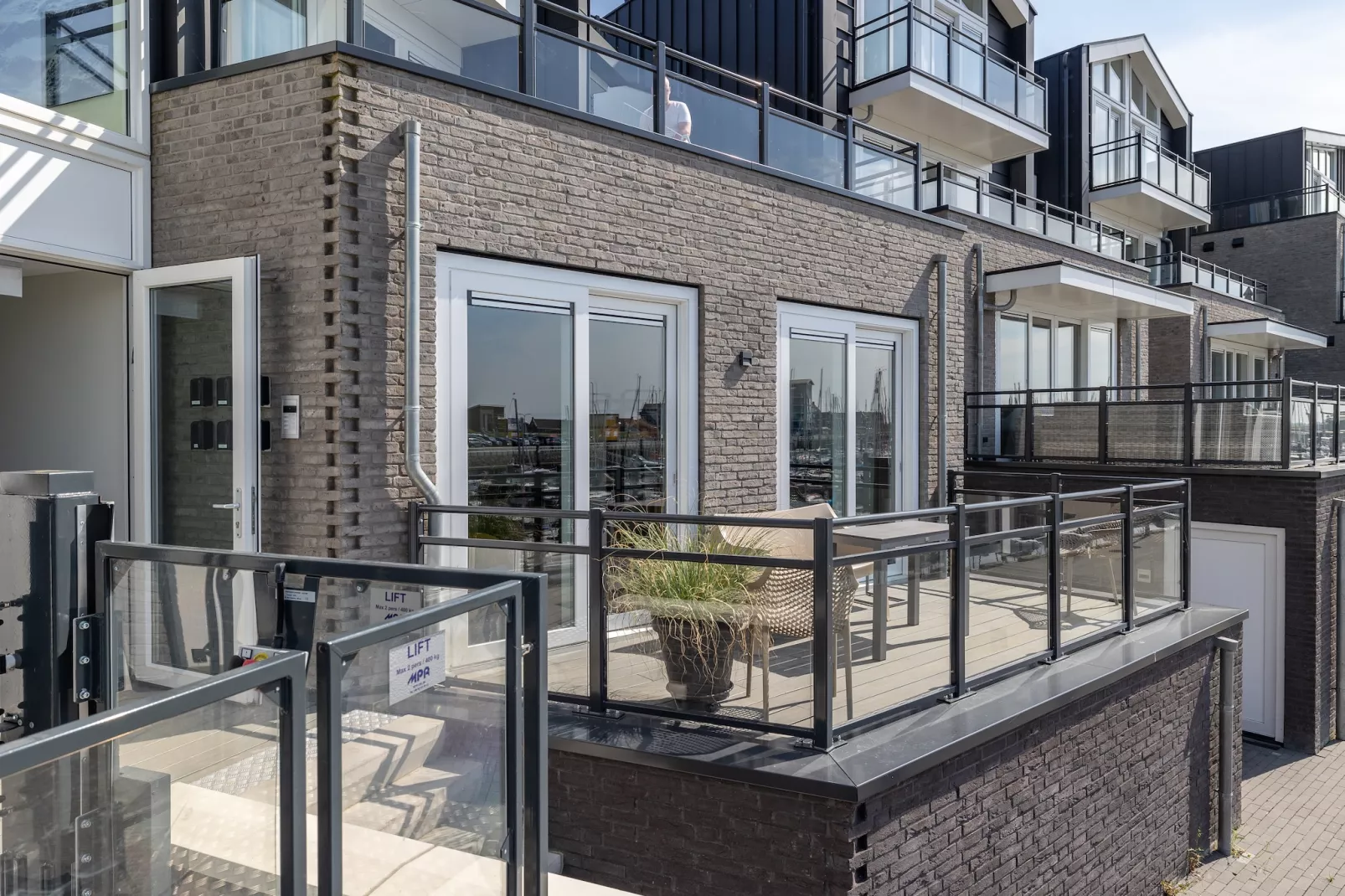 Luxe appartement Vista Maris 'Laguna Beach House' - Havenweg 8-32  Sint-Annaland Oosterschelde-Terrace balcony