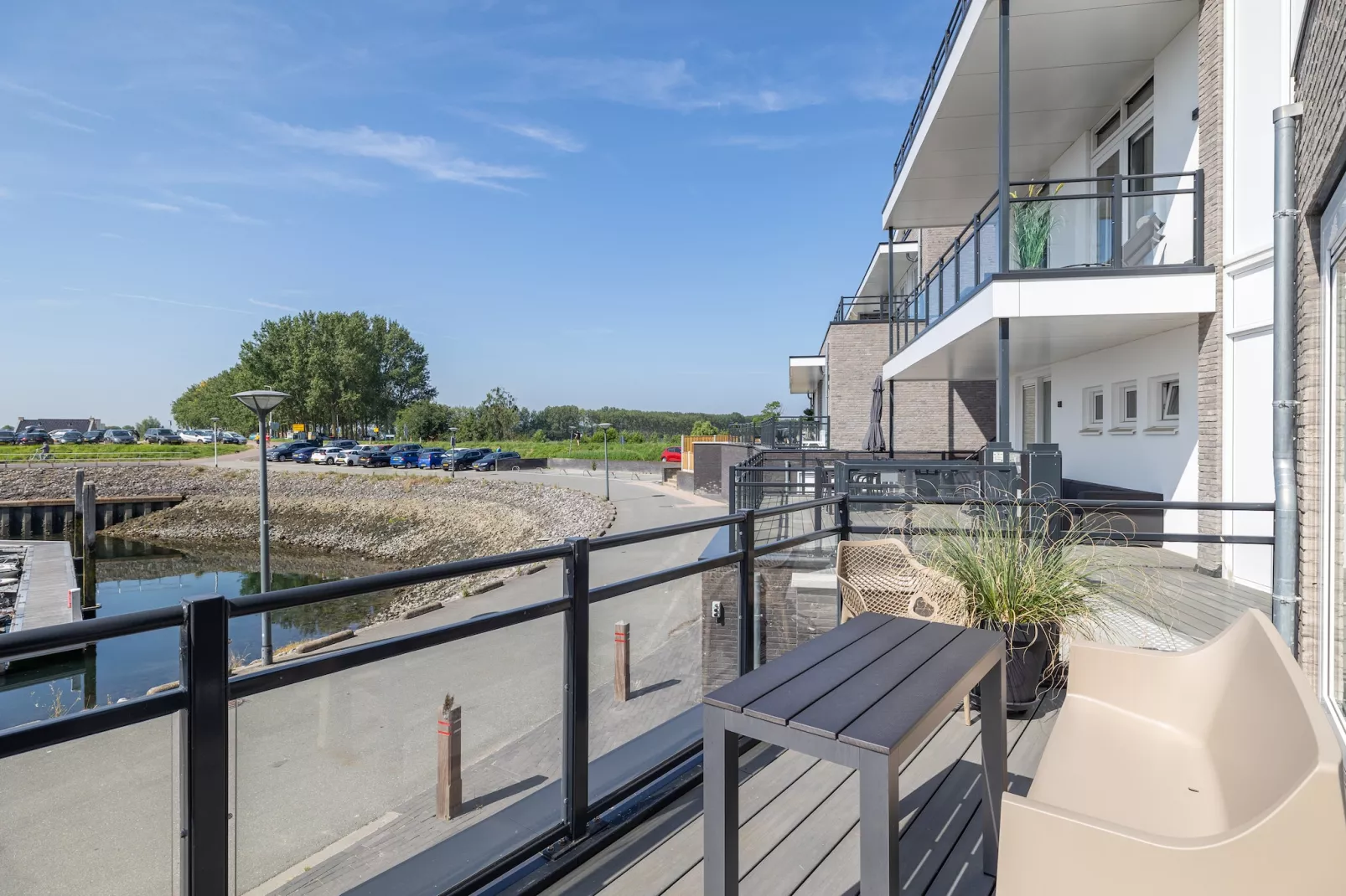 Luxe appartement Vista Maris 'Laguna Beach House' - Havenweg 8-32  Sint-Annaland Oosterschelde-Terrace balcony