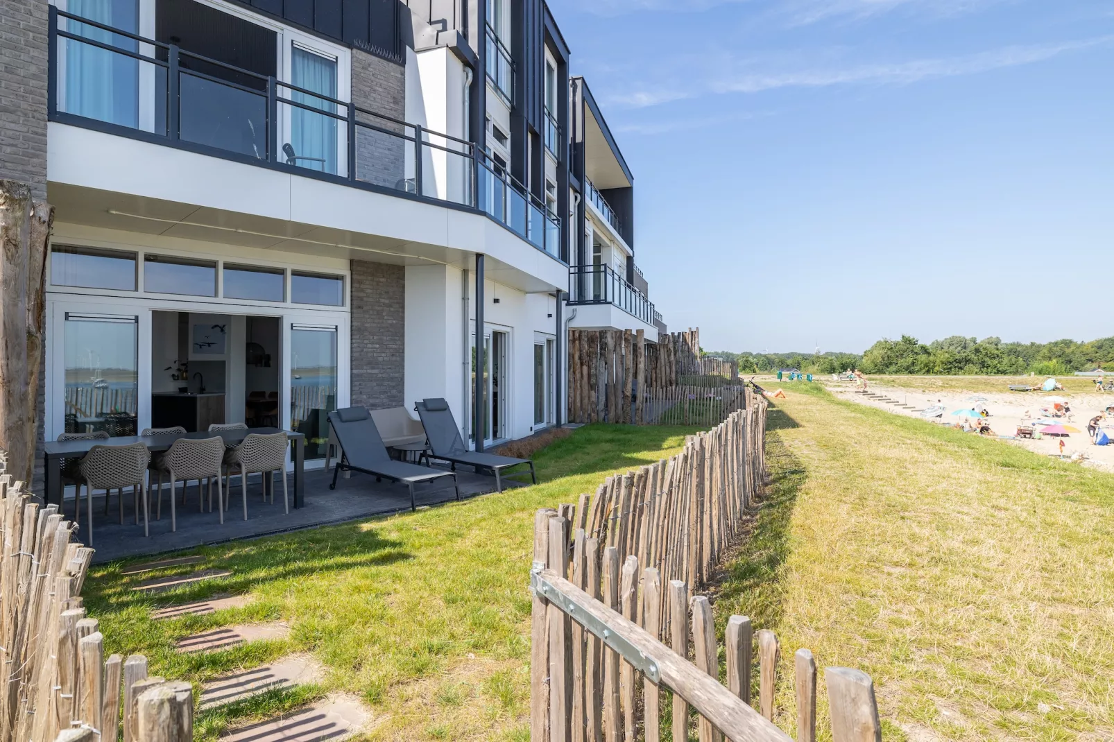 Luxe appartement Vista Maris 'Laguna Beach House' - Havenweg 8-32  Sint-Annaland Oosterschelde-Gardens summer