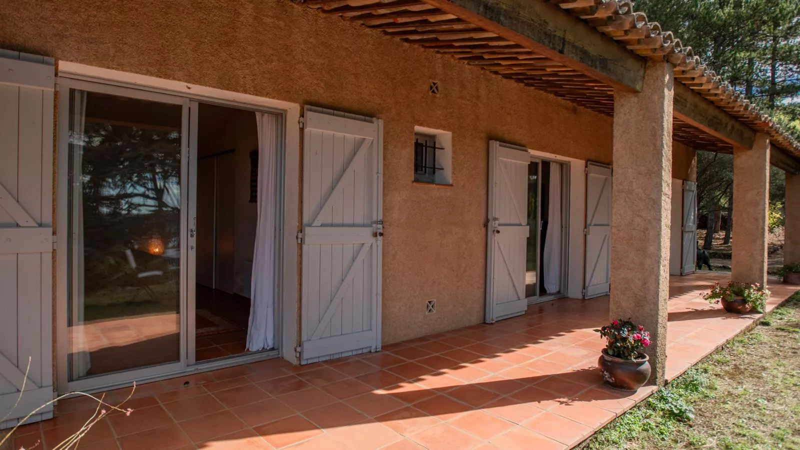 La porteuse deau-Exterior summer