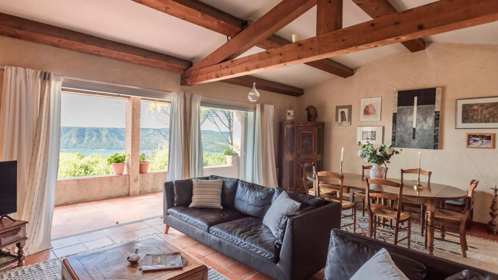 La porteuse deau-Living room