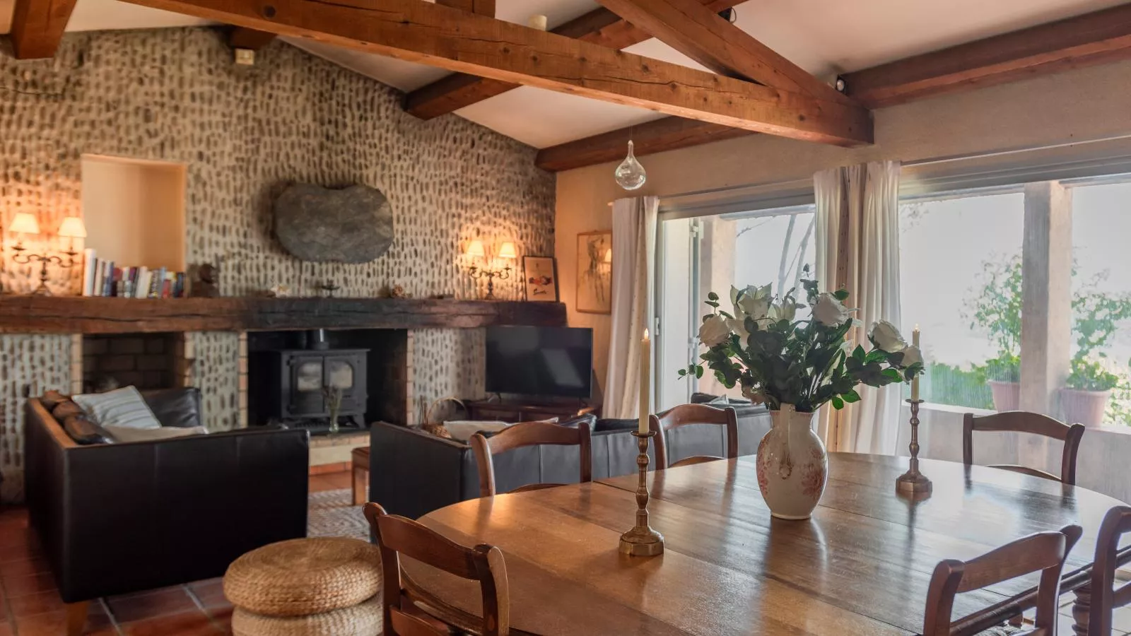 La porteuse deau-Living room