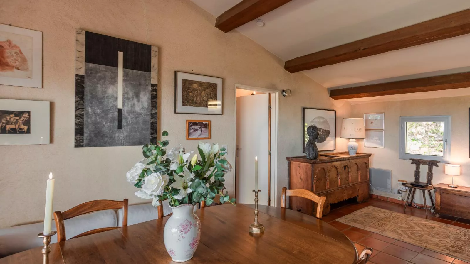 La porteuse deau-Dining room