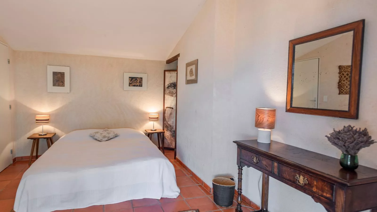 La porteuse deau-Bedroom