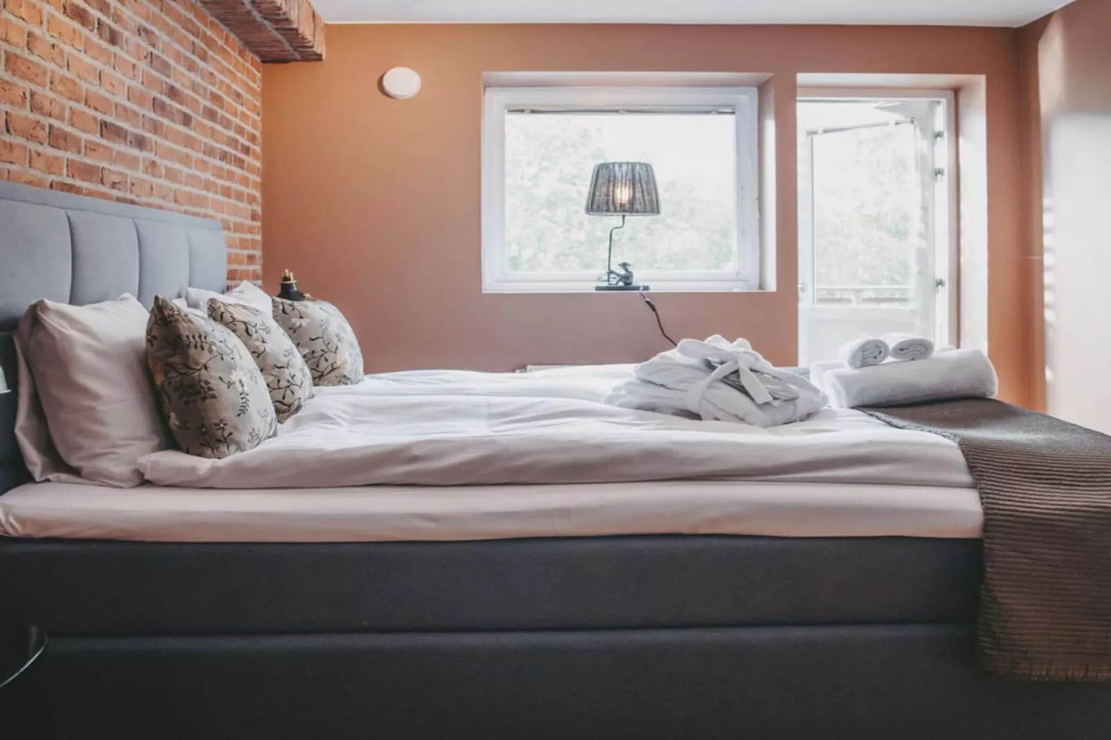 Nice 4-star hotel room with free breakfast-Indoor