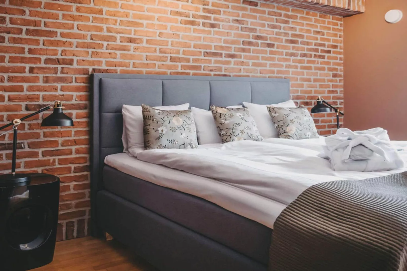 Nice 4-star hotel room with free breakfast-Indoor
