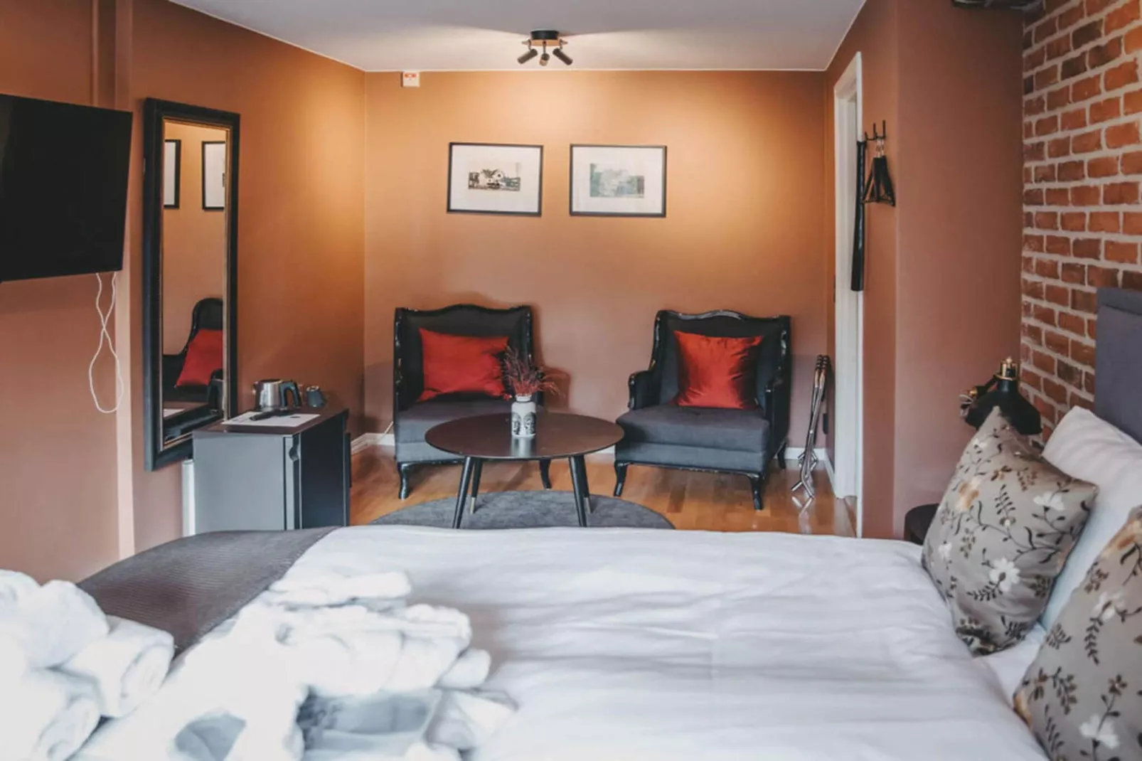 Nice 4-star hotel room with free breakfast-Indoor