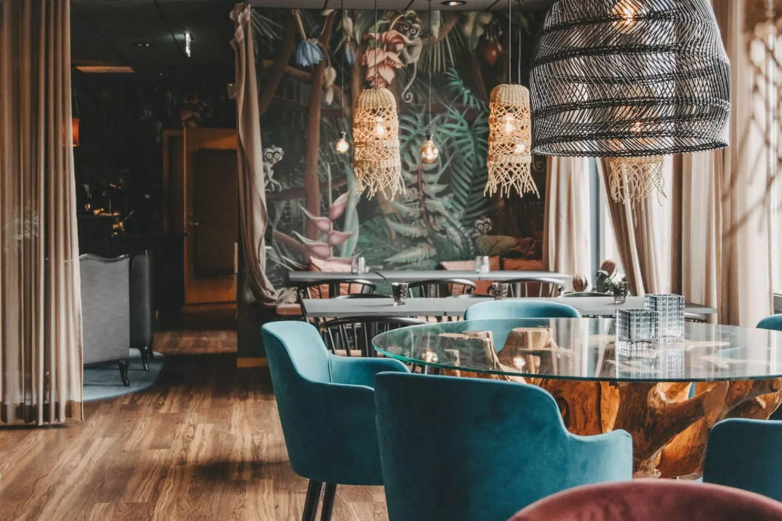 Snug hotel room with free breakfast-Indoor