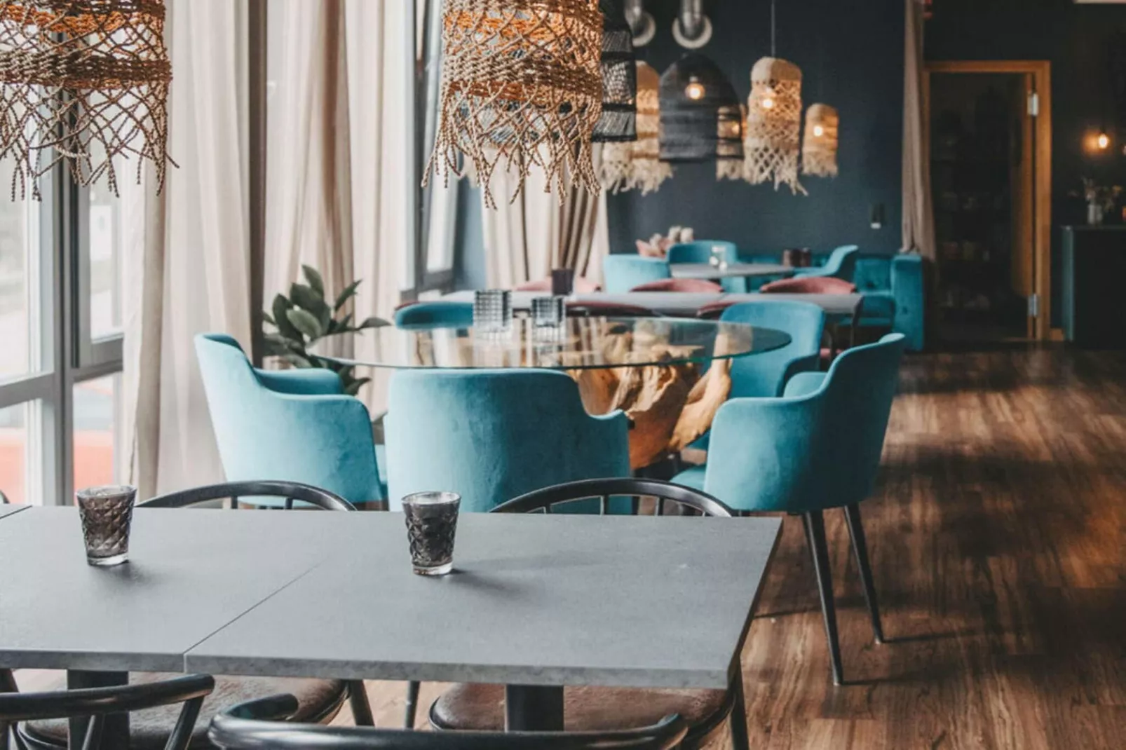 Snug hotel room with free breakfast-Indoor