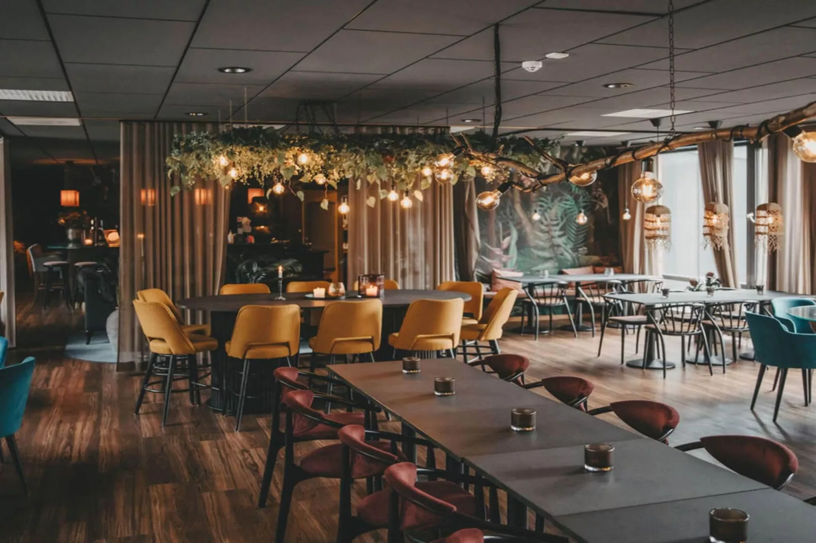 Snug hotel room with free breakfast-Indoor