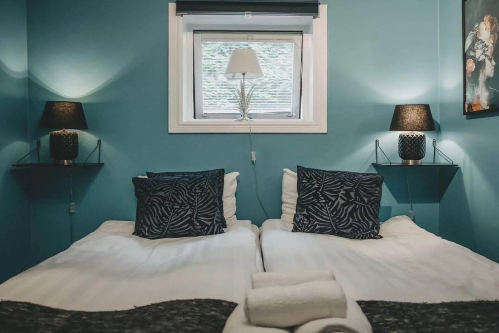 Snug hotel room with free breakfast-Indoor