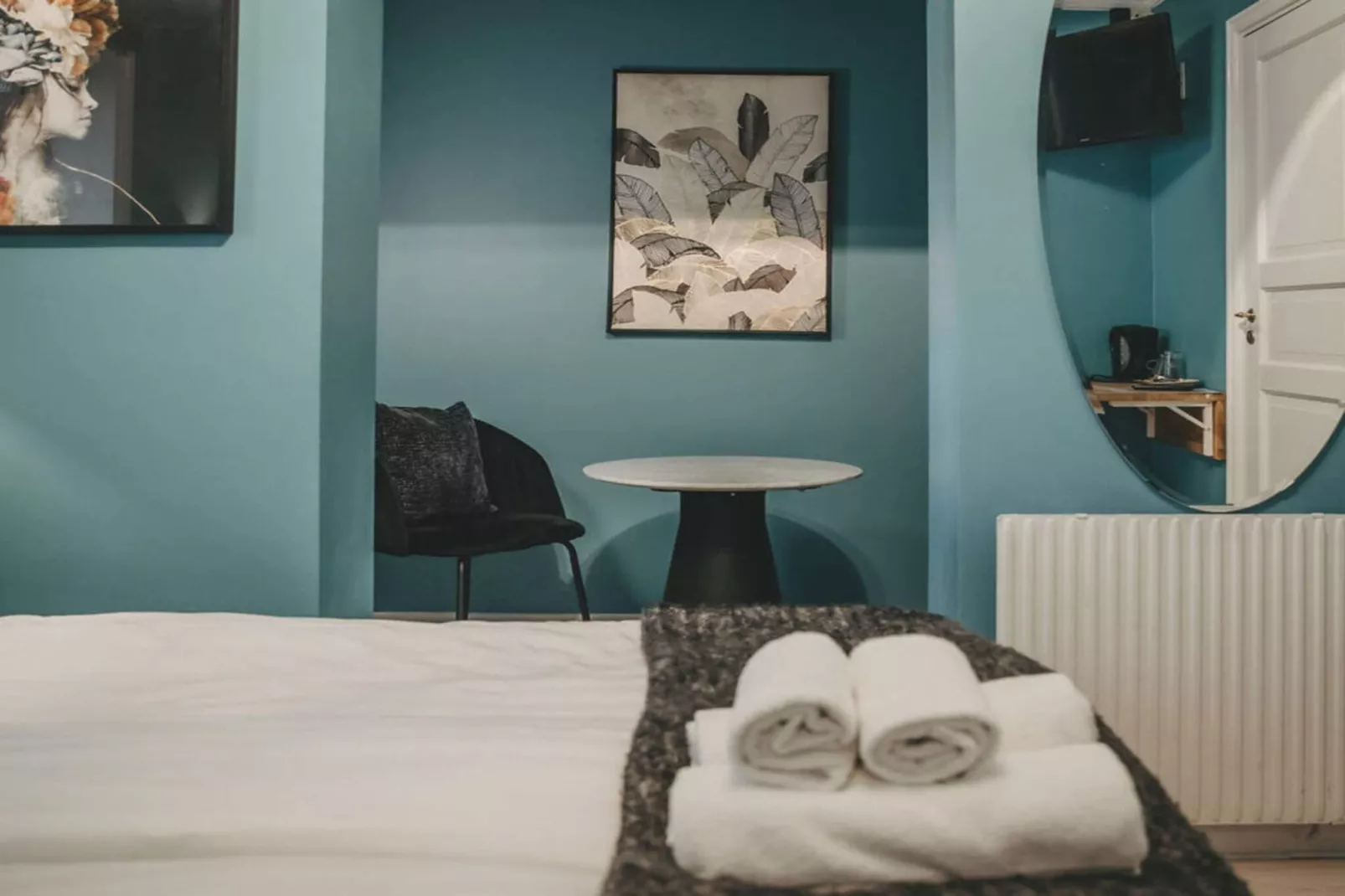Snug hotel room with free breakfast-Indoor