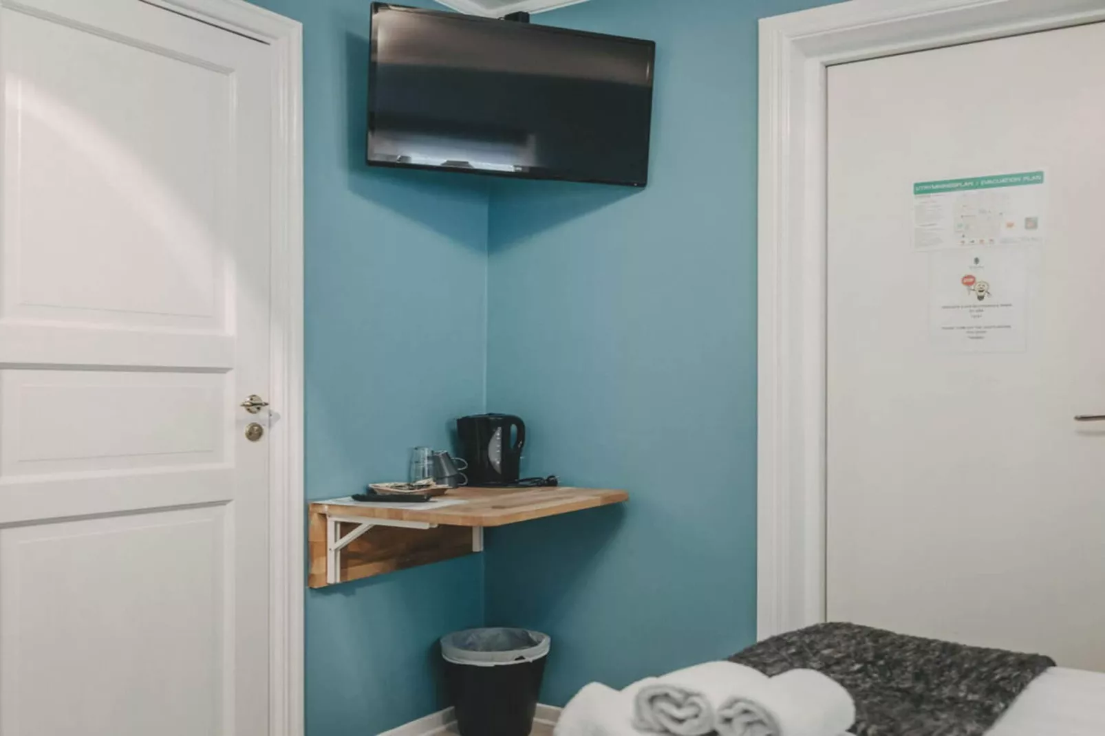 Snug hotel room with free breakfast-Indoor