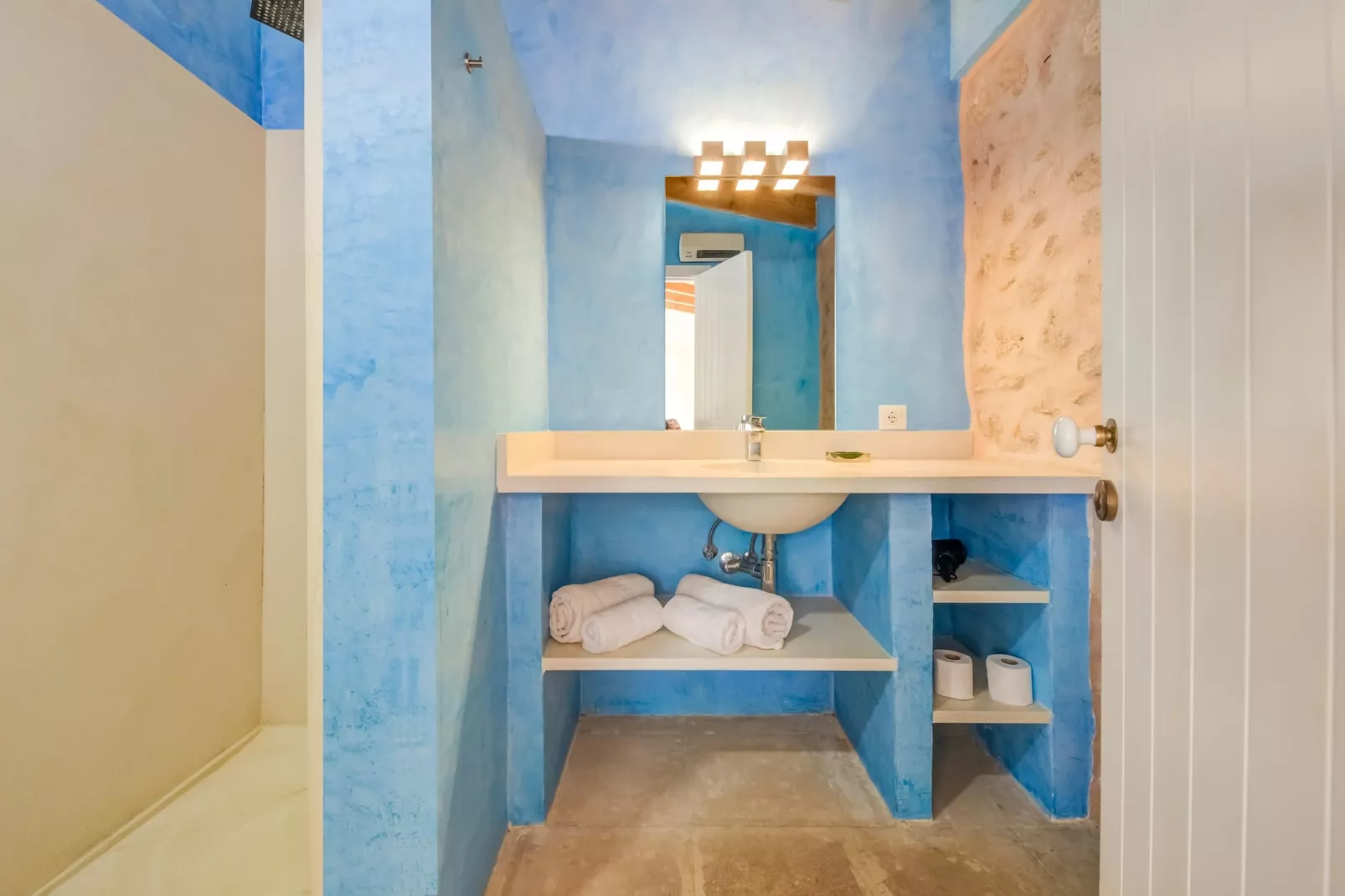 Gallinero-Bathroom