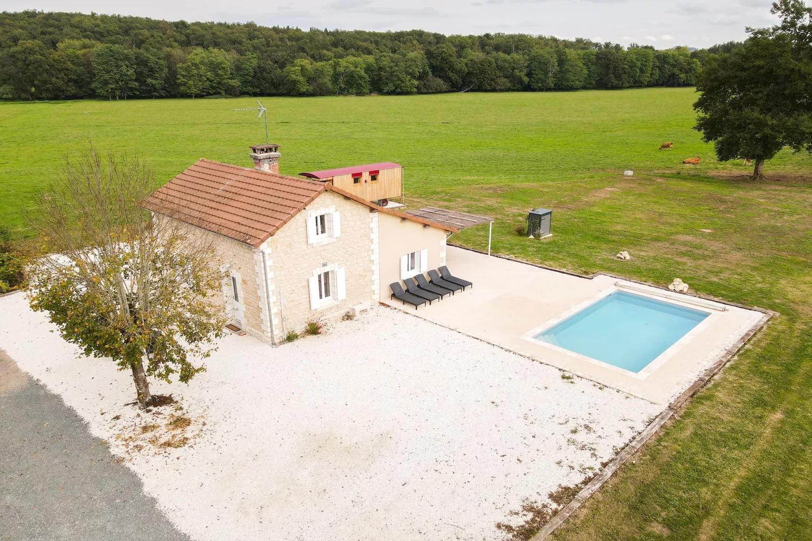 Maison typique vue sur le château d'Hautefort 8 pax-Exterior summer