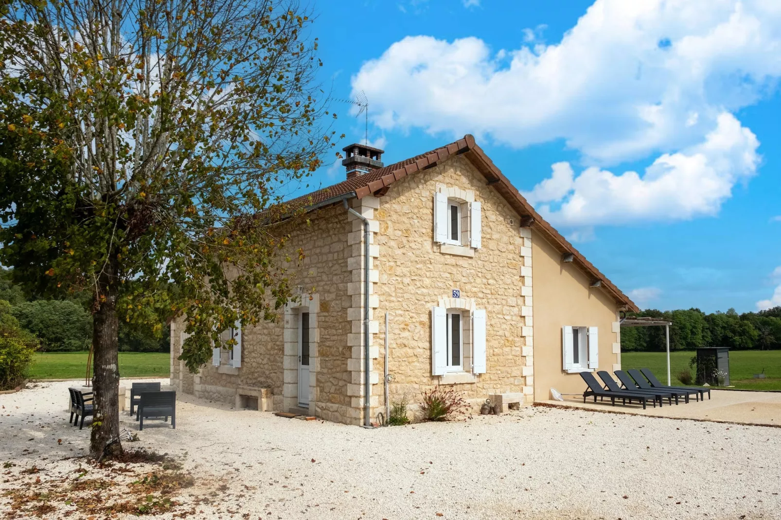 Maison typique vue sur le château d'Hautefort 8 pax-Exterior summer
