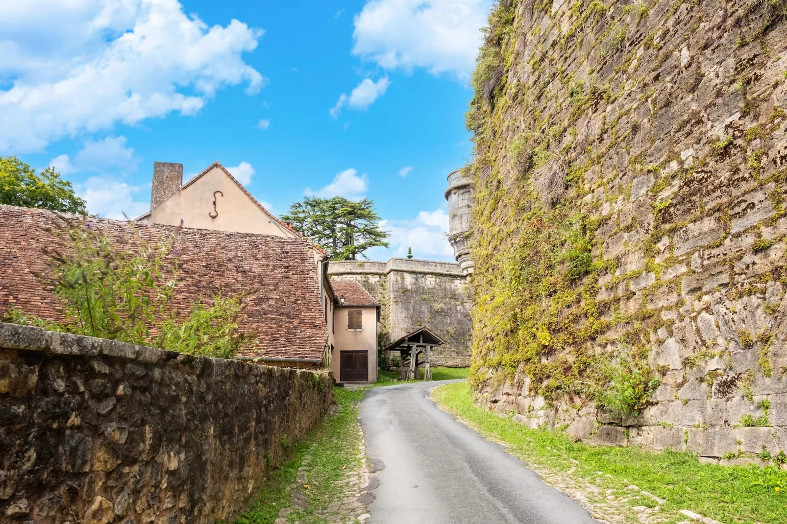 Maison typique vue sur le château d'Hautefort 8 pax-Areas summer 1km