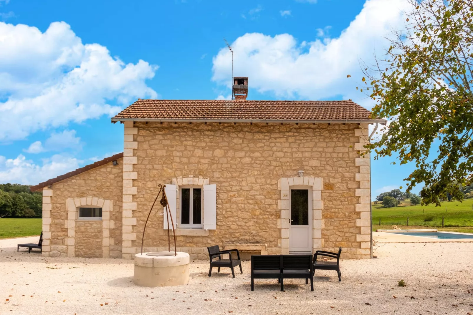 Maison typique vue sur le château d'Hautefort 4 pax-Gardens summer