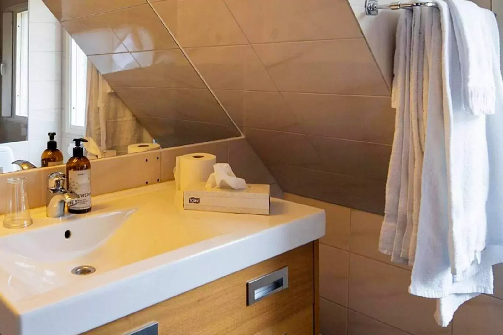 Appealing vacation home with free breakfast-Indoor