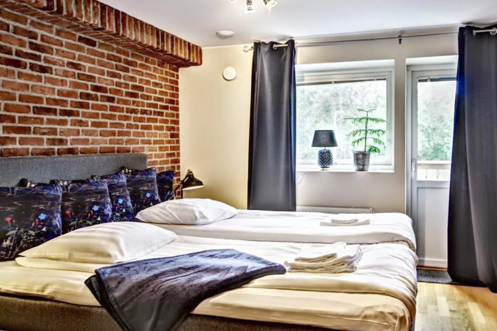 Room in a hotel with free breakfast-Indoor