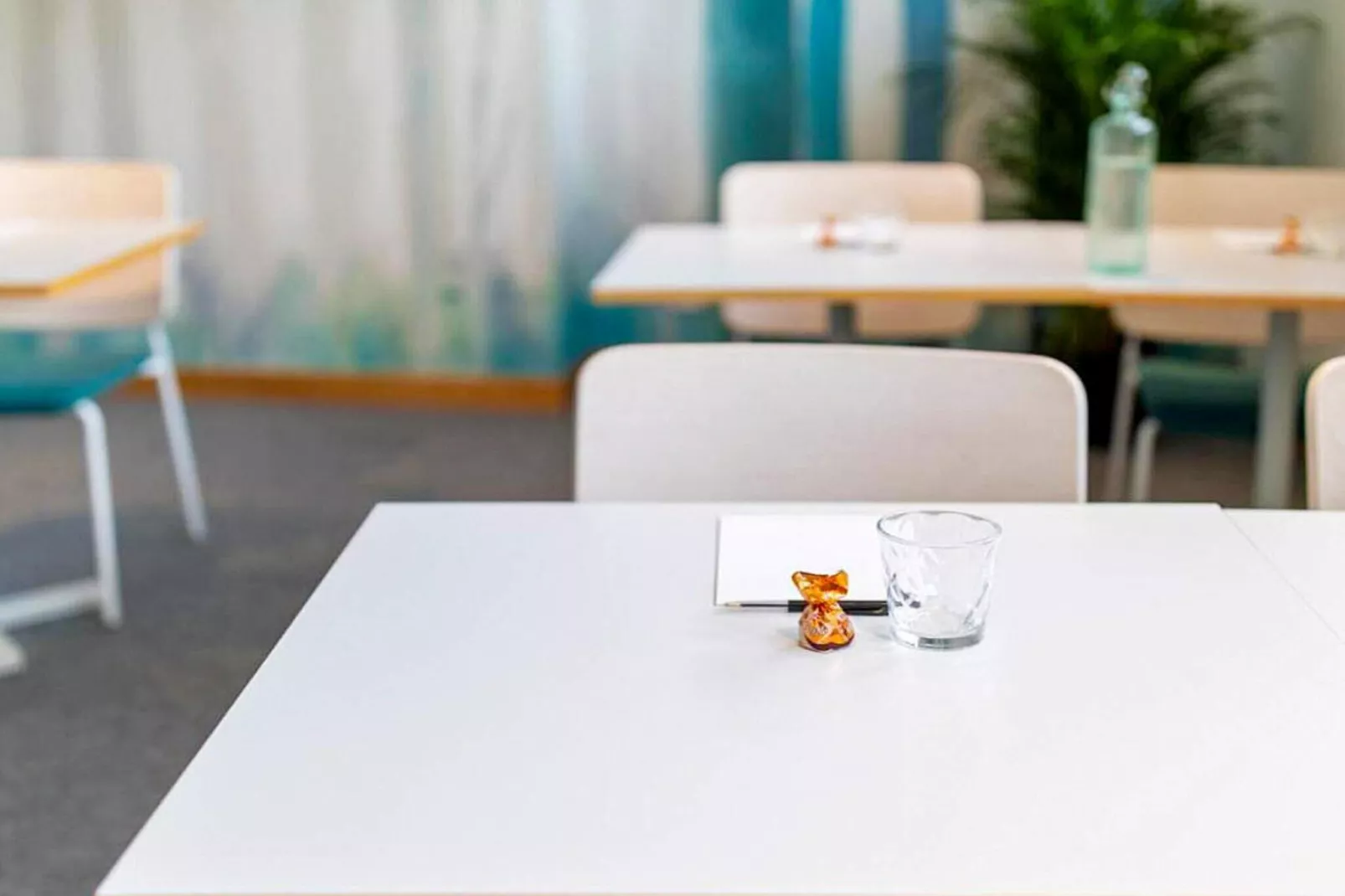 Room in a hotel with free breakfast-Indoor