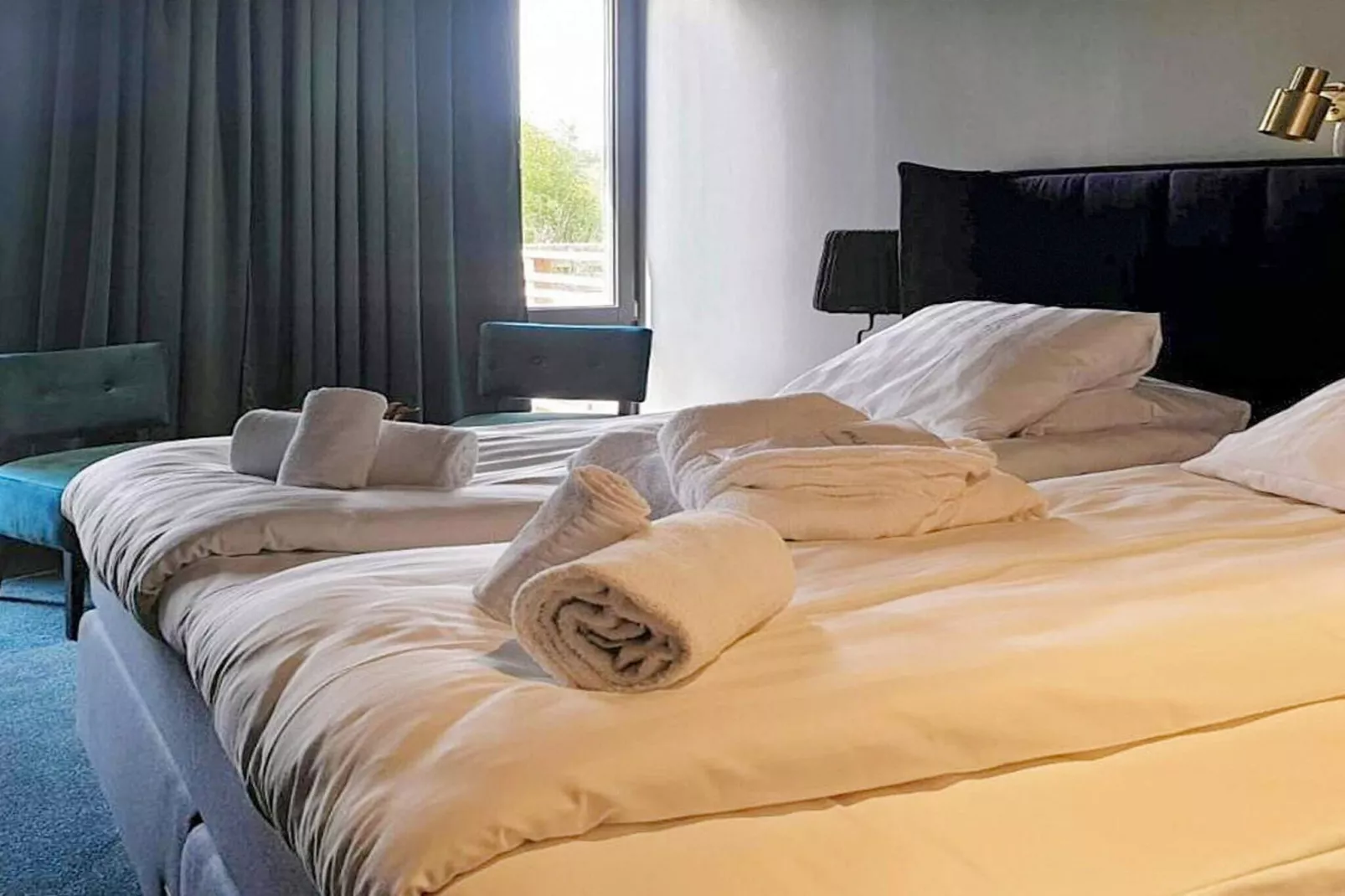 Room in a hotel with free breakfast-Indoor