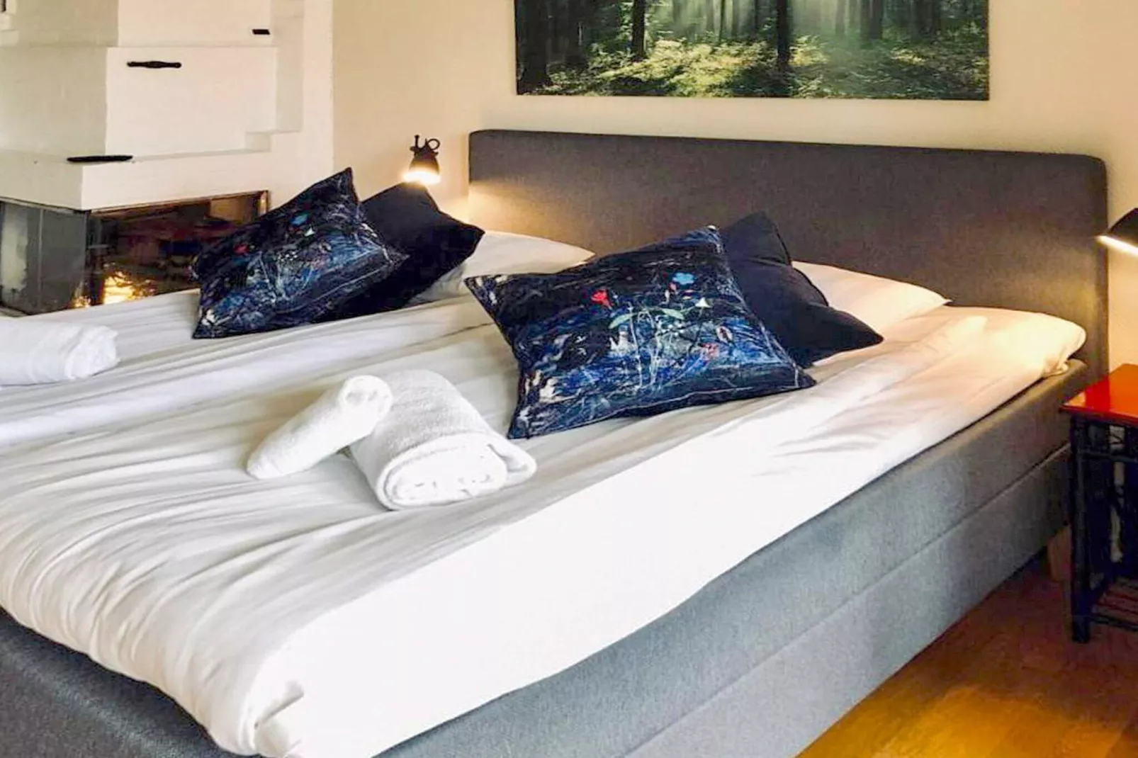Room in a hotel with free breakfast-Indoor