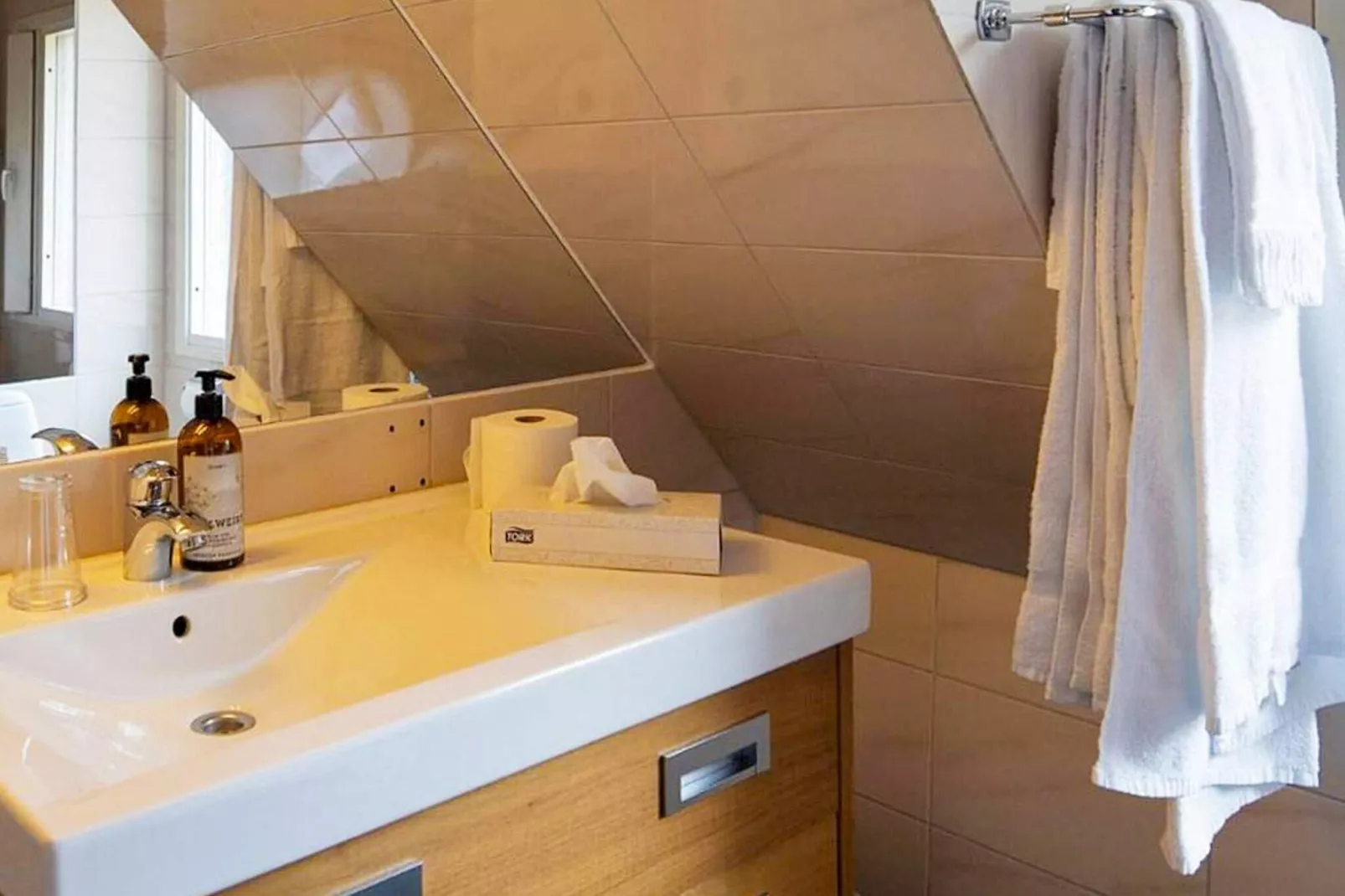 Room in a hotel with free breakfast-Indoor