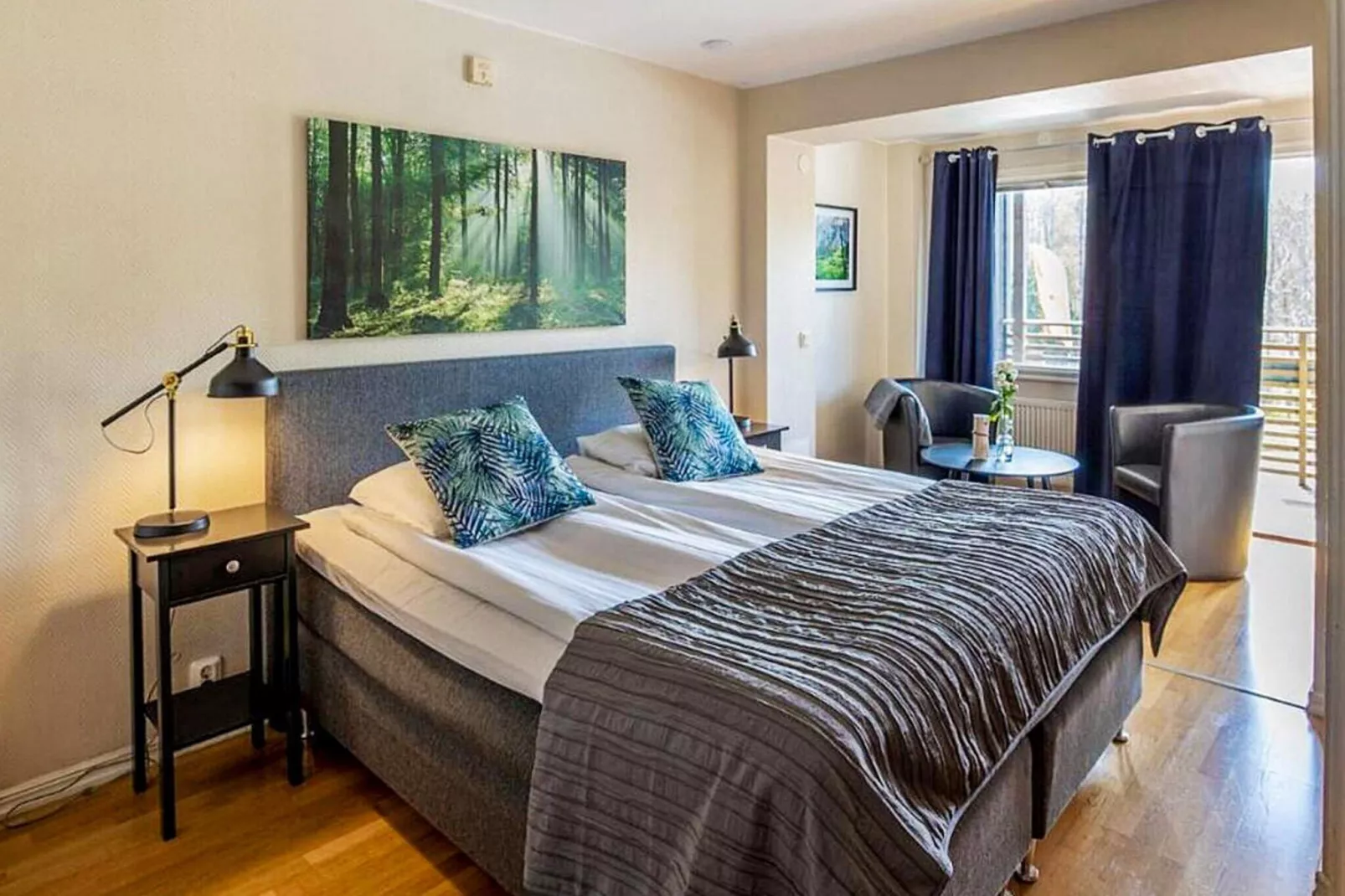 Room in a hotel with free breakfast-Indoor