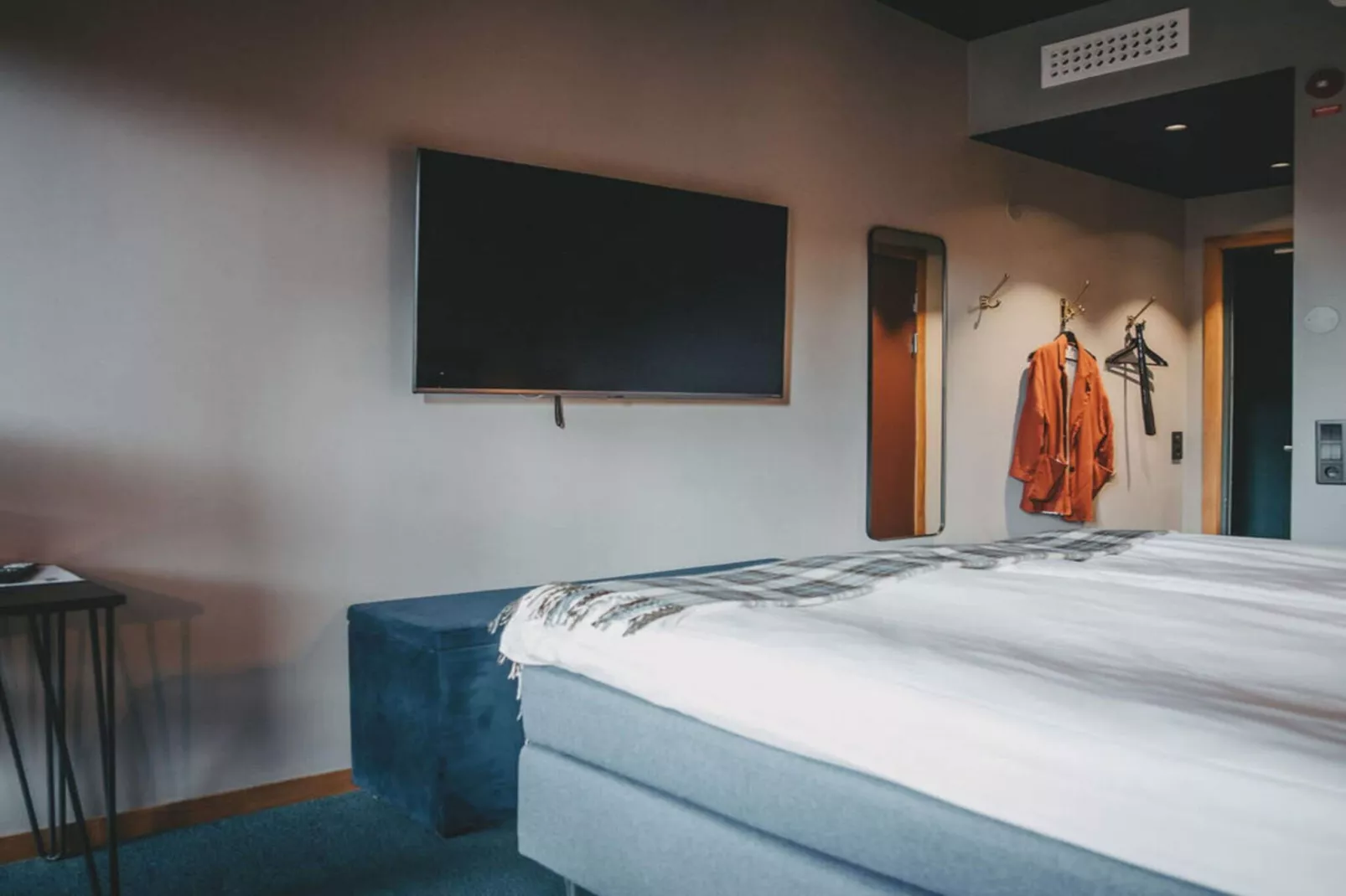 Room in a hotel with free breakfast-Indoor