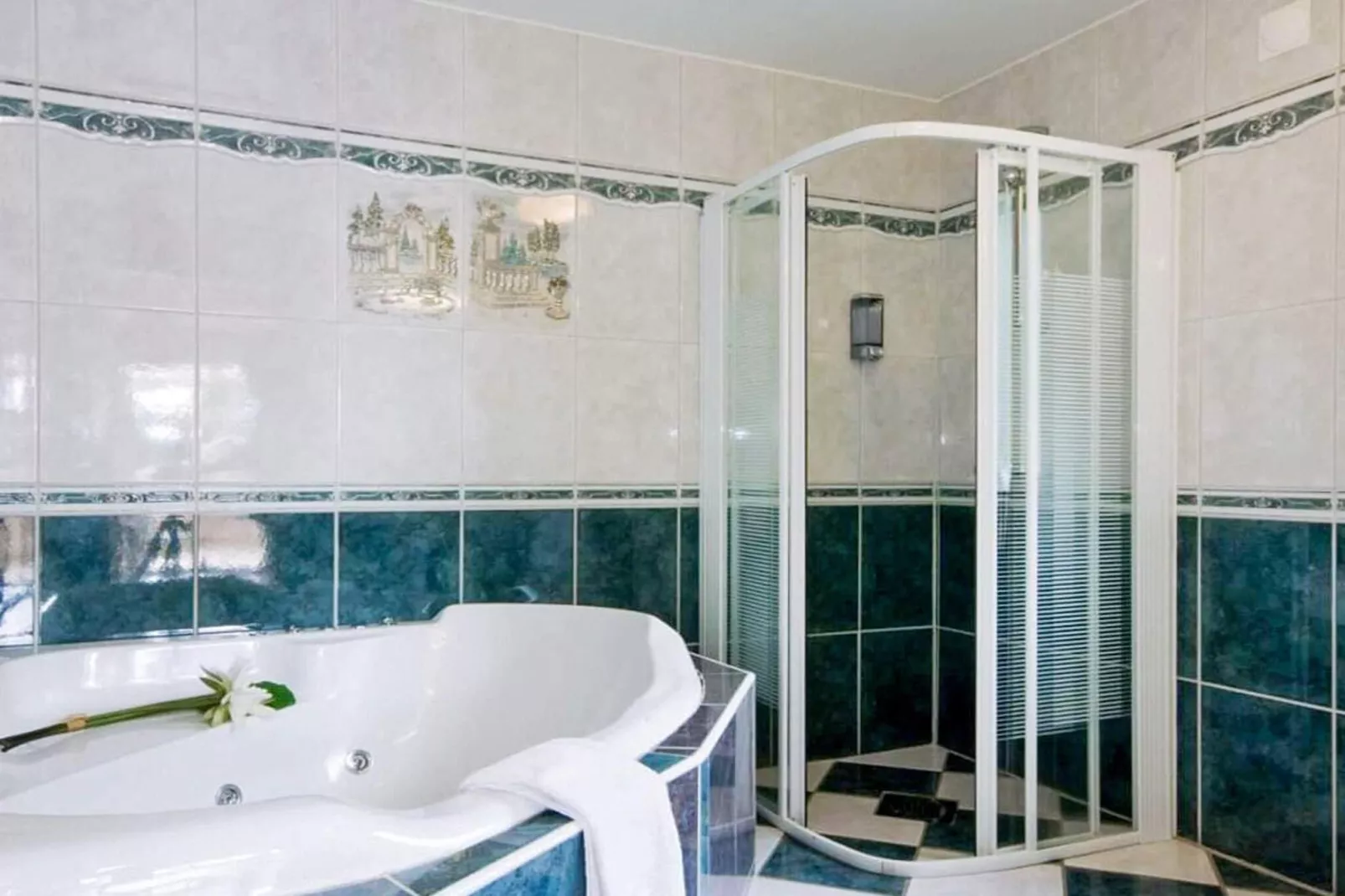 Zimmer mit kostenlosem Frühstück und Whirlpool-Innen