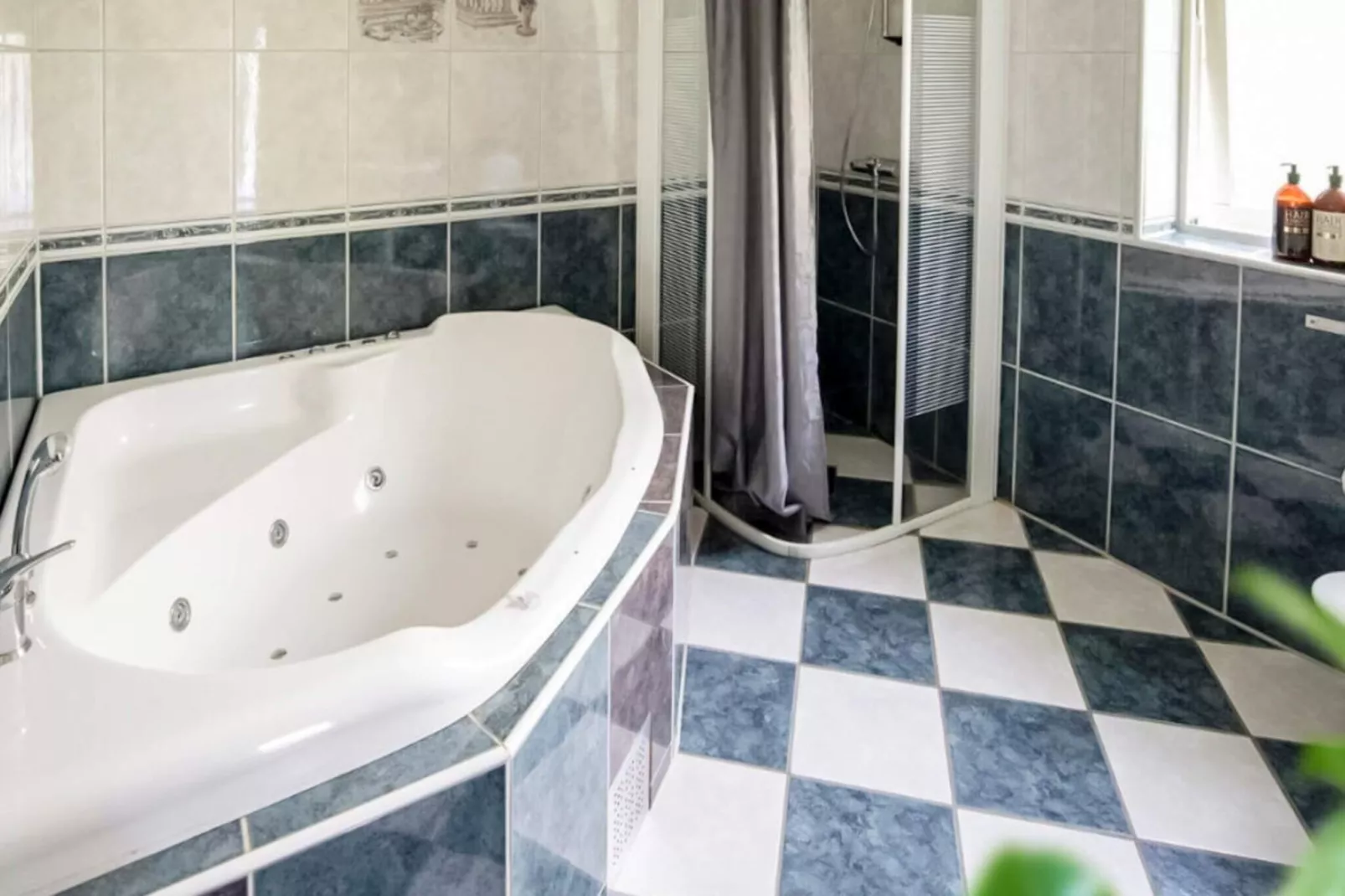 Lebhaftes Ferienhaus mit Gratis-Frühstück-Innen