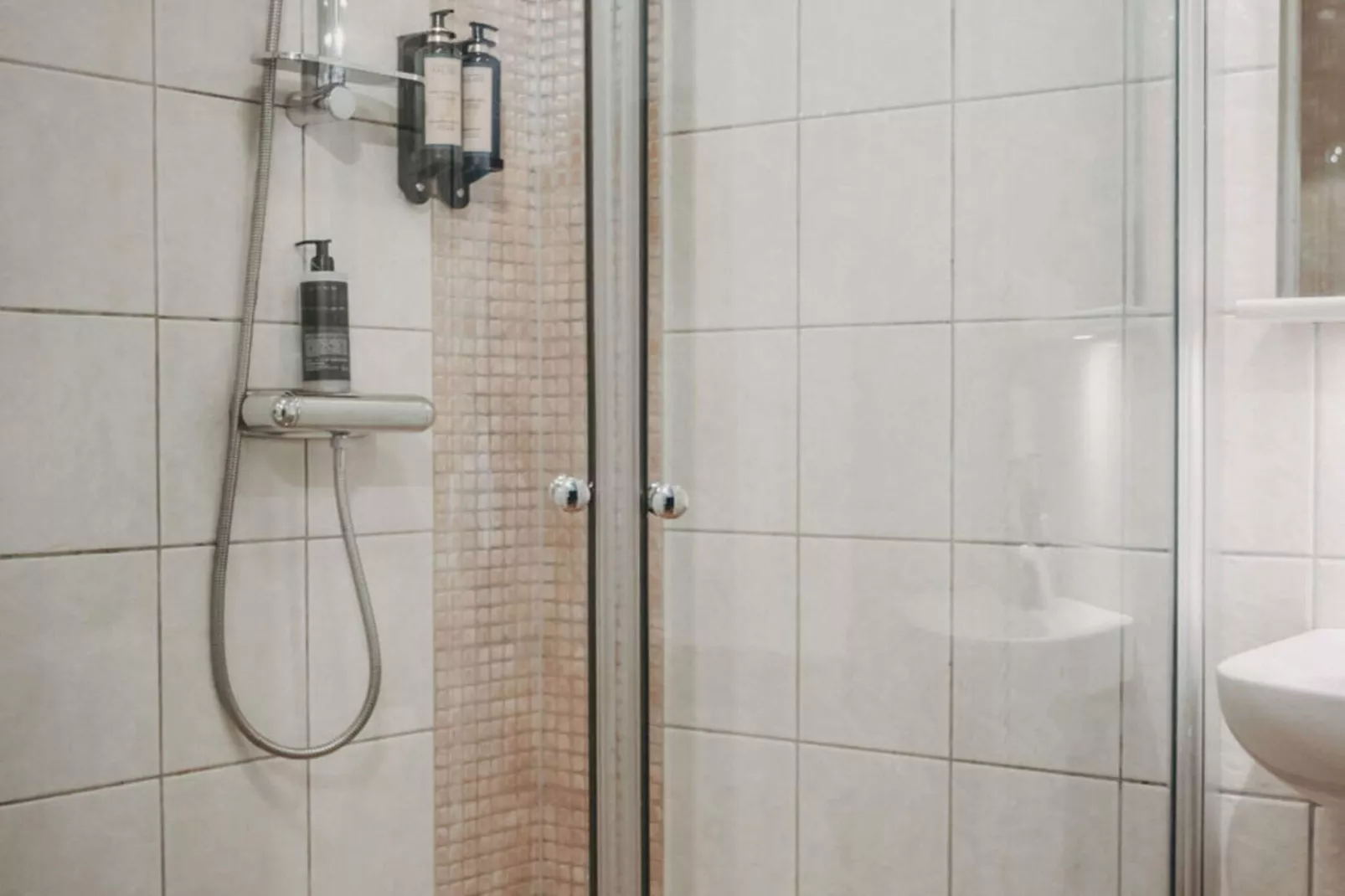 Lebhaftes Ferienhaus mit Gratis-Frühstück-Innen