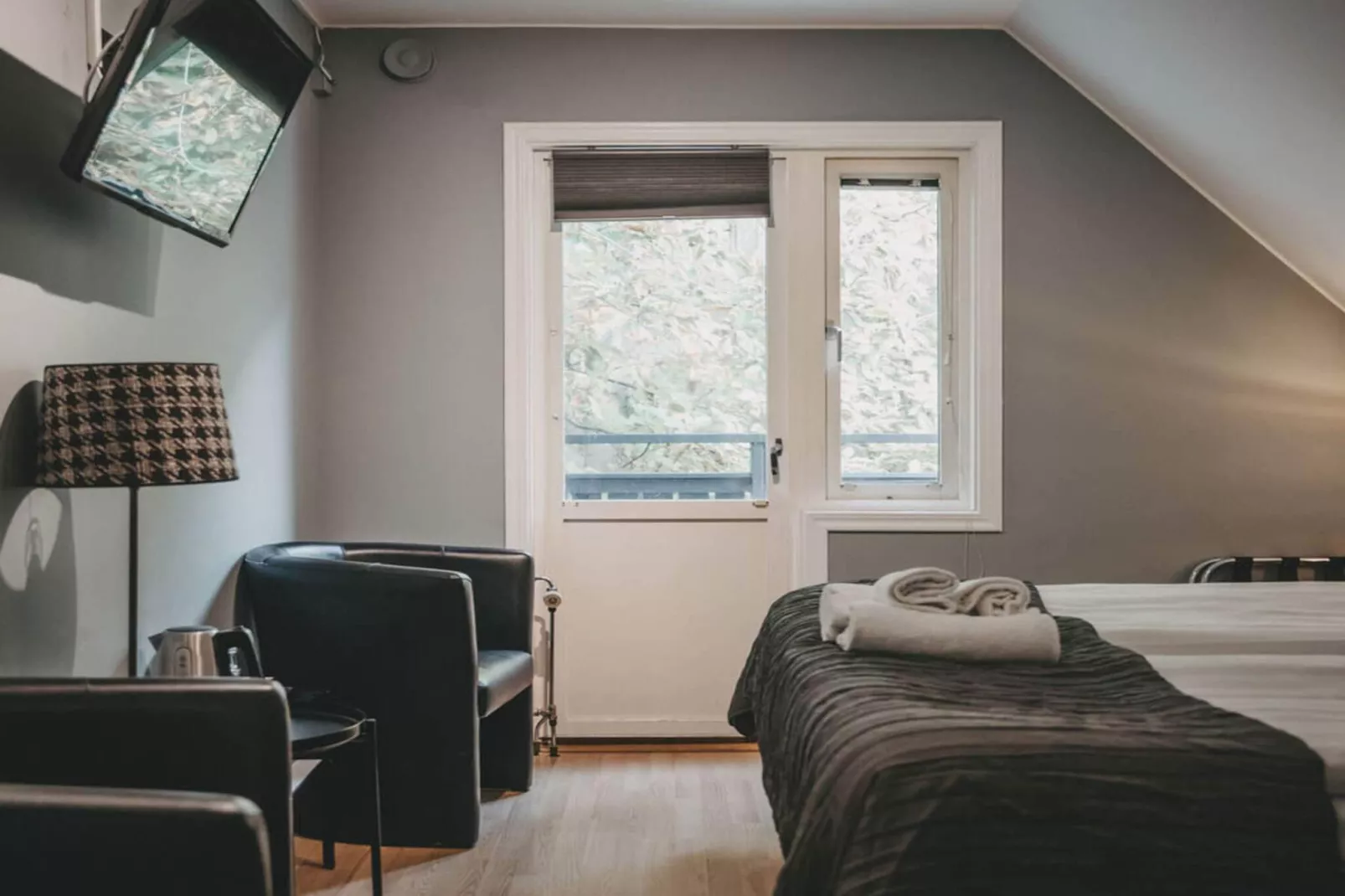 Room in a hotel with free breakfast-Indoor