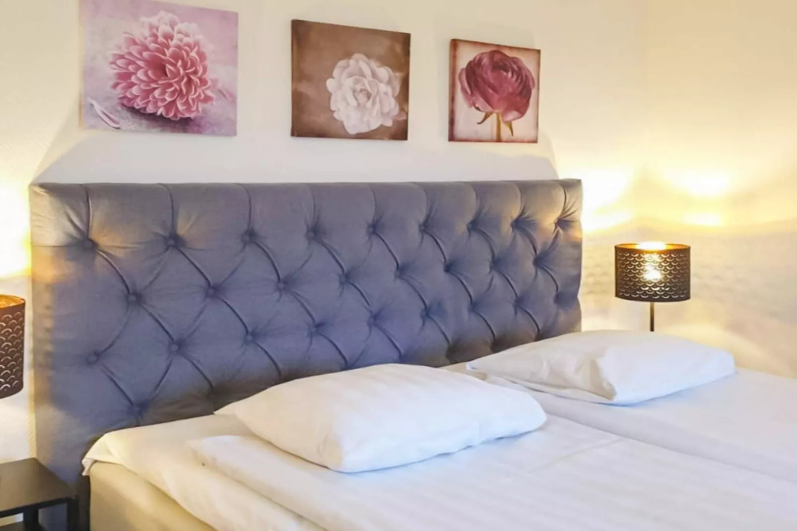 Einladendes Hotelzimmer mit kostenlosem Frühstück-Innen